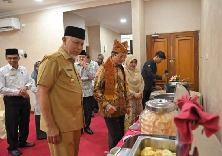 Gubernur Sumbar, Mahyeldi menjamu Menag Nasaruddin saat berkunjung ke Sumbar, Selasa (28/4/2026). IST