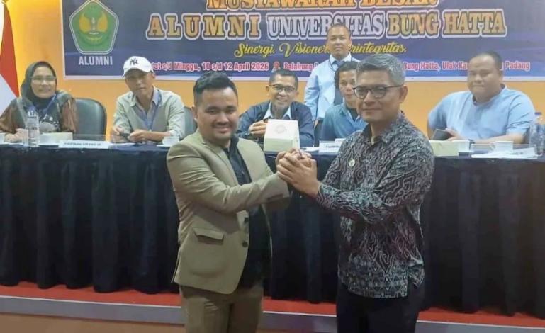 Desfi Nasli (pakai jas) beri ucapan selamat kepada Mardiansyah yang terpilih jadi ketua umum alumni UBH, Sabtu siang (11/4/2026). IST