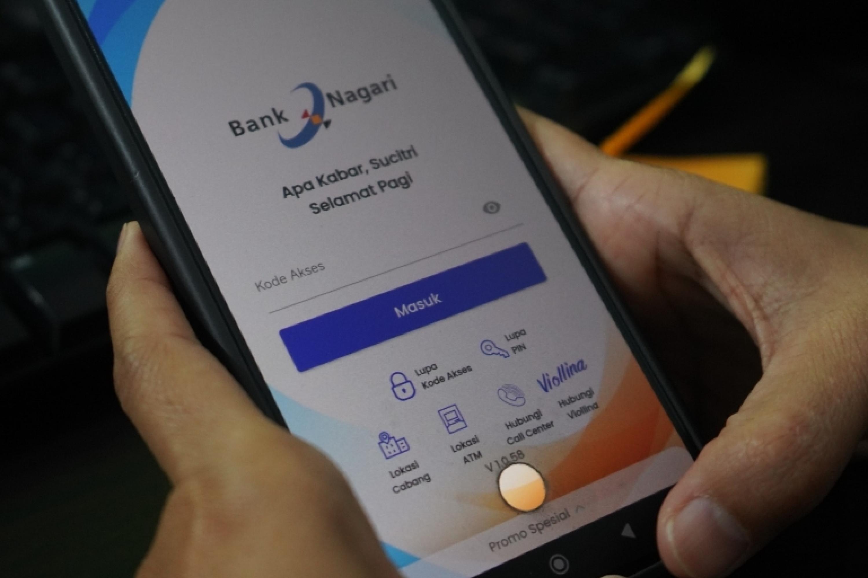 Seorang nasabah tampak mengakses layanan digital Ollin by Bank Nagari melalui ponsel pintarnya. Sebagai bank kebanggaan masyarakat Sumatera Barat, Bank Nagari terus menghadirkan kemudahan transaksi sekaligus memastikan keamanan data nasabah tetap terjaga dengan sistem perlindungan yang andal. IST