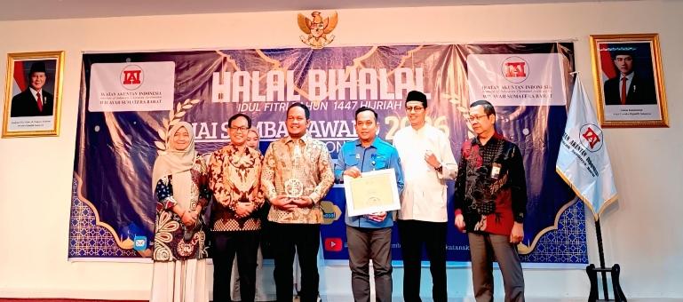 Direktur Utama Bank Nagari, Gusti Candra, berhasil meraih penghargaan IAI Sumbar Award 2026 dalam kategori Leadership Award yang diberikan oleh Ikatan Akuntan Indonesia wilayah Sumatera Barat. IST
