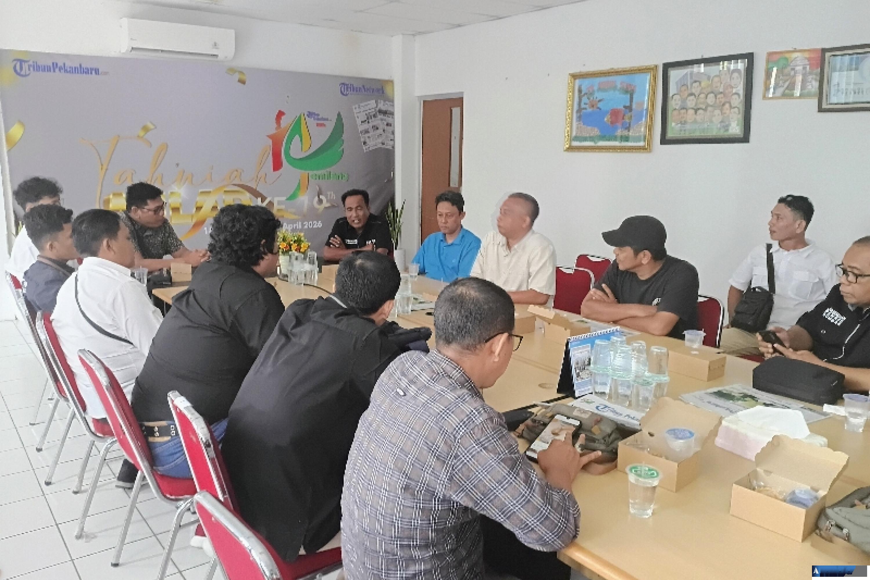 Rombongan wartawan dari FWP Sumbar saat diskusi dengan Pempred Tribun Pekanbaru Erwin Ardian bersama jajarannya di kantor media tersebut, Kamis (23/4/2026). (dok : arunala.com)