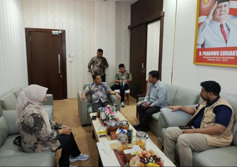 Wakil Ketua DPRD Sumbar, Evi Yandri Rajo Budiman saat menerima audensi pengurus PJKIP Kota Padang di ruang kerja, Kamis siang (2/3/2026). IST