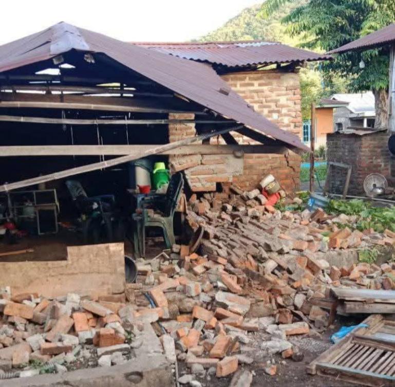 Kondisi rumah warga terdampak gempa di Desa Terong, Kecamatan Adonara Timur, Kabupaten Flores Timur, Nusa Tenggara Timur pada Kamis (9/4/2026). (dok : BPBD Kabupaten Flores Timur)