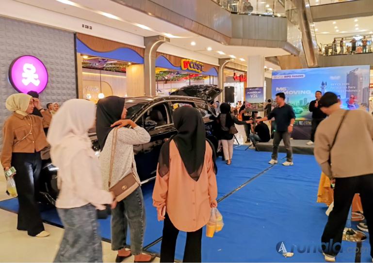 Warga Kota Padang melihat mobil listrik BYD M6 yang dipamerkan BYD Bipo Padang Basco City Mall, Padang, Minggu (26/4/2026). (dok : arunala.com)