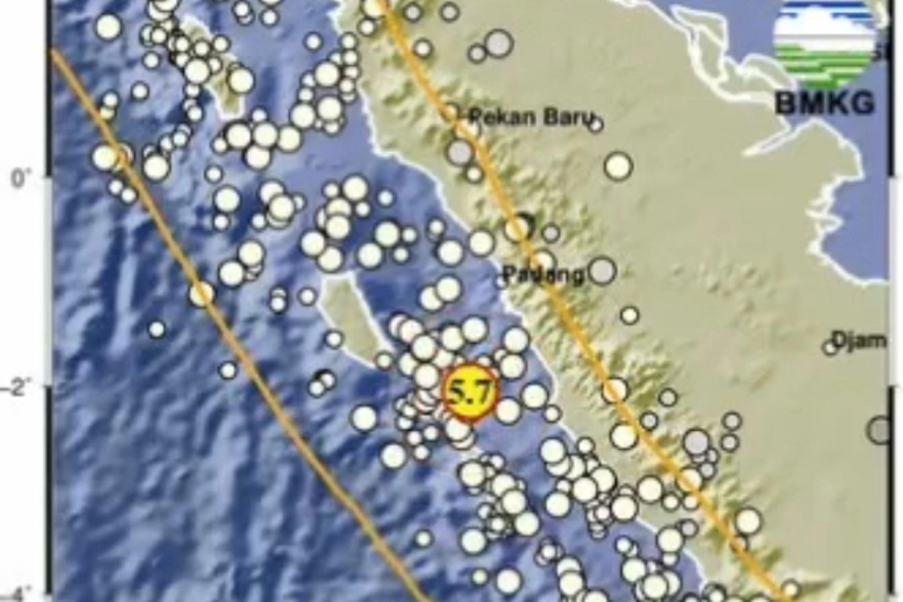 Posisi gempabumi yang terjadi di perairan antara Mentawai dan Padang yang dirilis BMKG, Sabtu malam (4/4/2026). IST