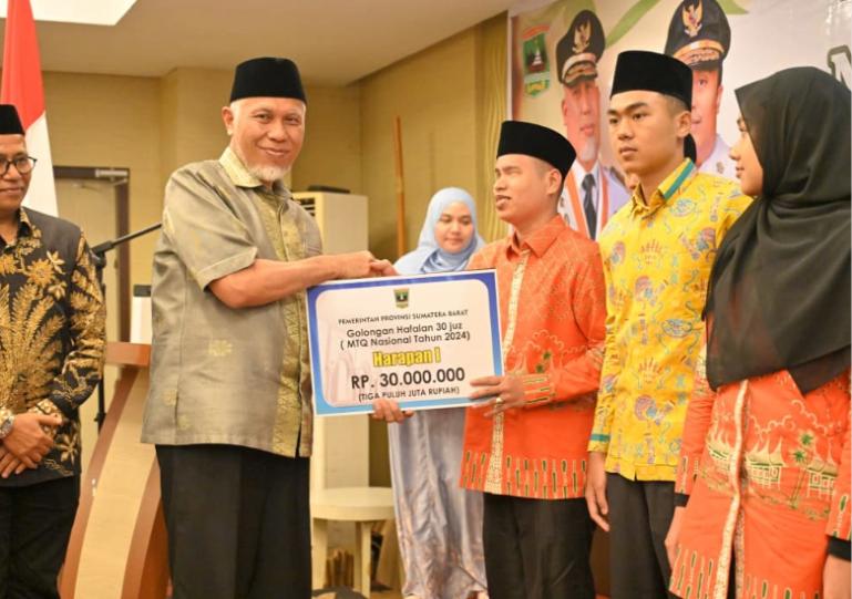 Gubernur Mahyeldi berikan apresiasi kepada kafilah yang telah mengukir prestasi pada MTQ Nasional 2024 dan STQ Nasional 2025, di Padang, Selasa (28/4/2026). IST