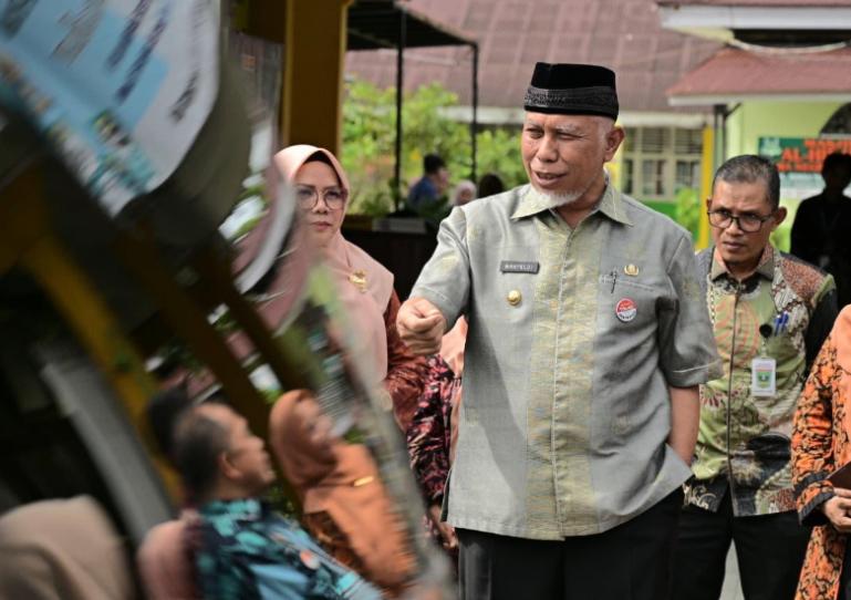 Gubernur Mahyeldi disela-sela sebuah kegiatan belum lama ini. IST