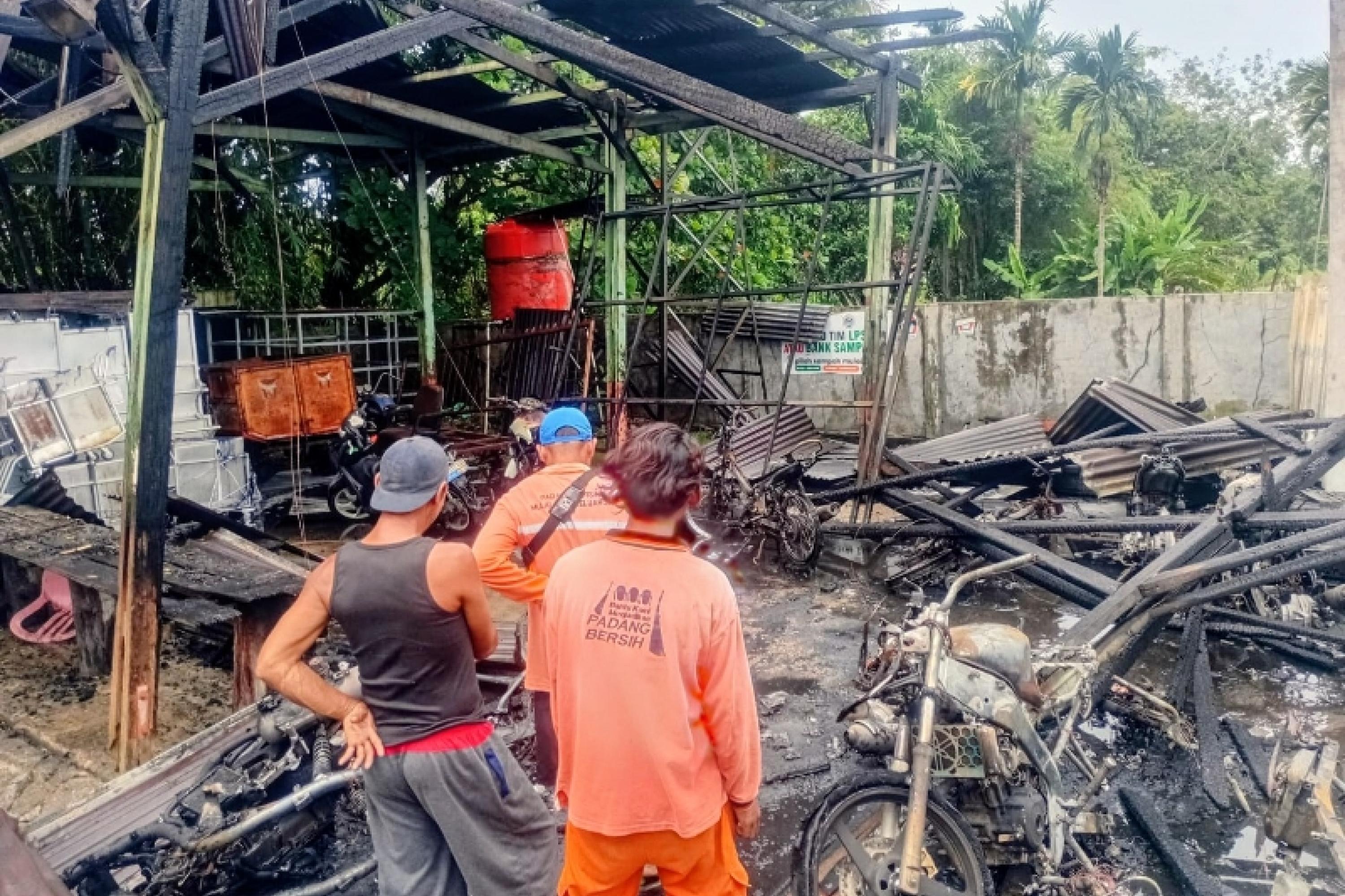 Puing-puing puluhan motor yang ikut hangus terbakar saat kebakaran melanda gudang dan kantor DLH Kota Padang, Rabu pagi (29/4/2026). IST
