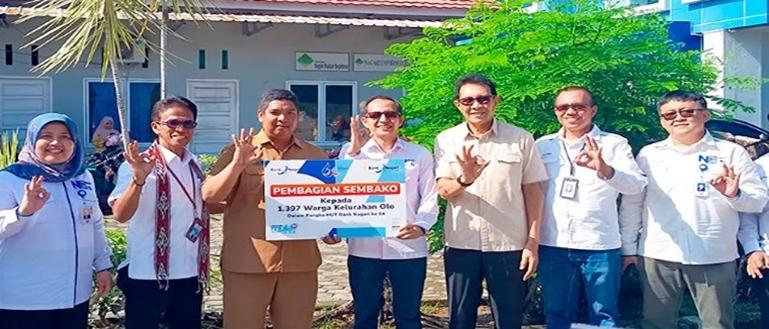 Penyerahan bantuan secara simbolis dilakukan oleh Ketua Pelaksana HUT ke-64 Oktra Firdaus kepada Lurah Olo, Aidil, sebagai perwakilan masyarakat penerima, Selasa (14/4/2026). IST