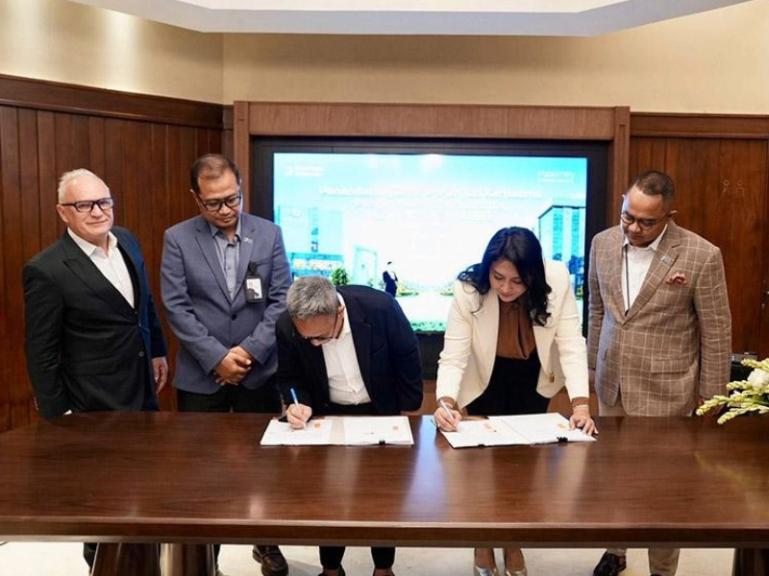Dirut Hotel Indonesia Natour, Christine Hutabarat dan Peter Alexander Fritz (Direktur Operasi IAS  Group) lakukan penandatanganan kerja sama pengelolaan enam hotel yang berada dibawah IAS Property, di Jakarta, Selasa (28/4/2026). IST