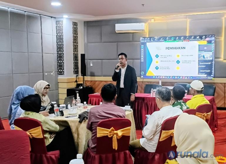 Bakal calon Ketua Umum Alumni UBH, Irwandi sedang paparkan visi misinya dihadapan sejumlah senior alumni kampus itu saat kegiatan deklarasi dukungan, Jumat (3/4/2026). (dok : arunala.com)