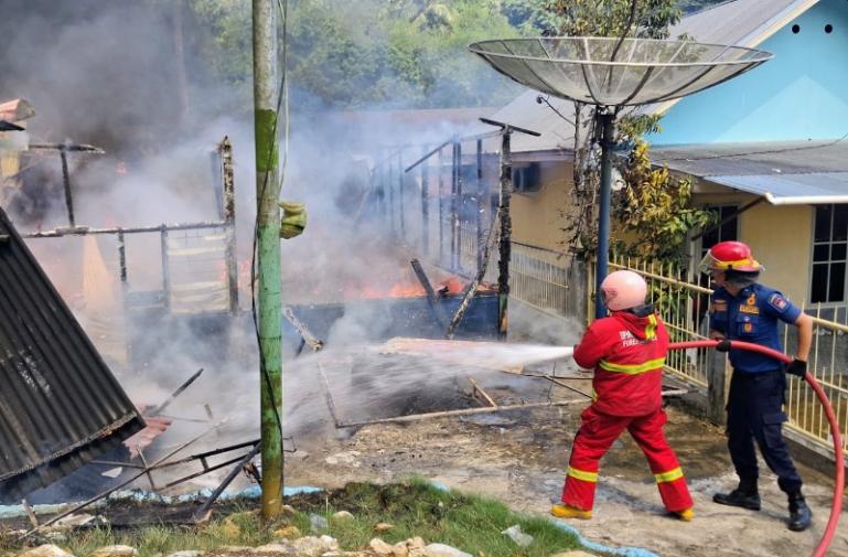 Petugas Damkar Kota Padang lakukan pendinginan pada sebuah rumah yang  terbakar habis di Seberang Palinggam, Jumat pagi (17/4/2026). IST