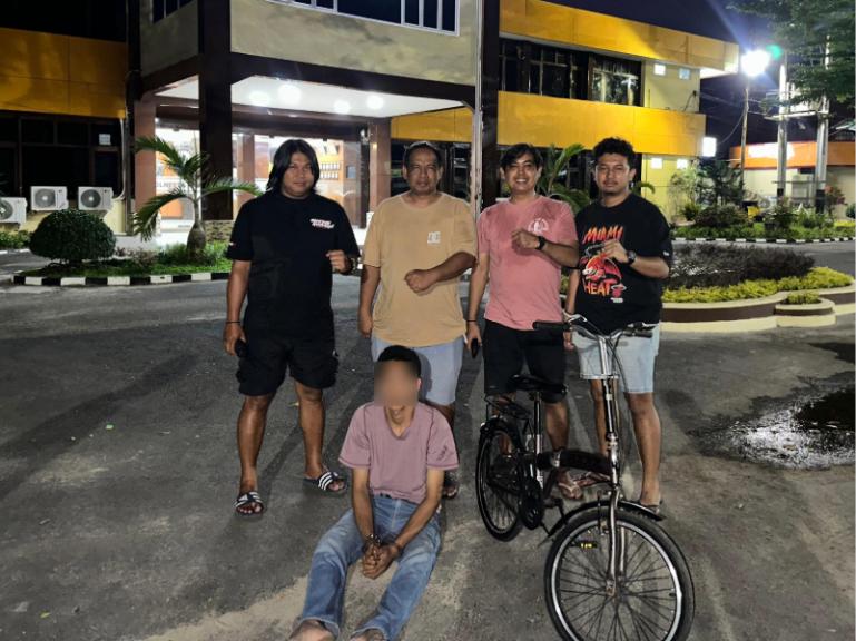 Tersangka MN bersama barang bukti yang berhasil ditangkap Tim Klewang Polresta Padang, Sabtu malam (18/4/2026). IST