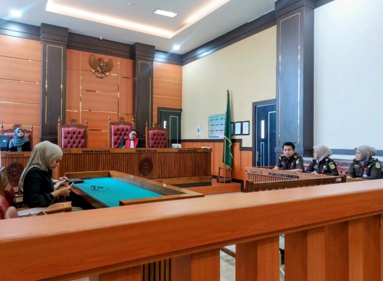 Proses persidangan Praperadilan yang diajukan pemohon Hj Merry Nasrun terkait penyitaan aset oleh Kejaksaan Negeri Padang (Kejari), Selasa pagi (14/4/2026). IST