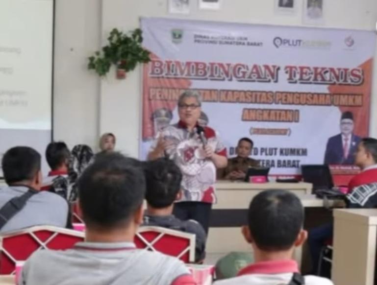 Ketua DPRD Sumbar, Muhidi saat berikan arahan kepada peserta bimtek Peningkatan Kapasitas Pengusaha UMKM Angkatan I Pluzi Academy, Senin (6/4/2026). IST