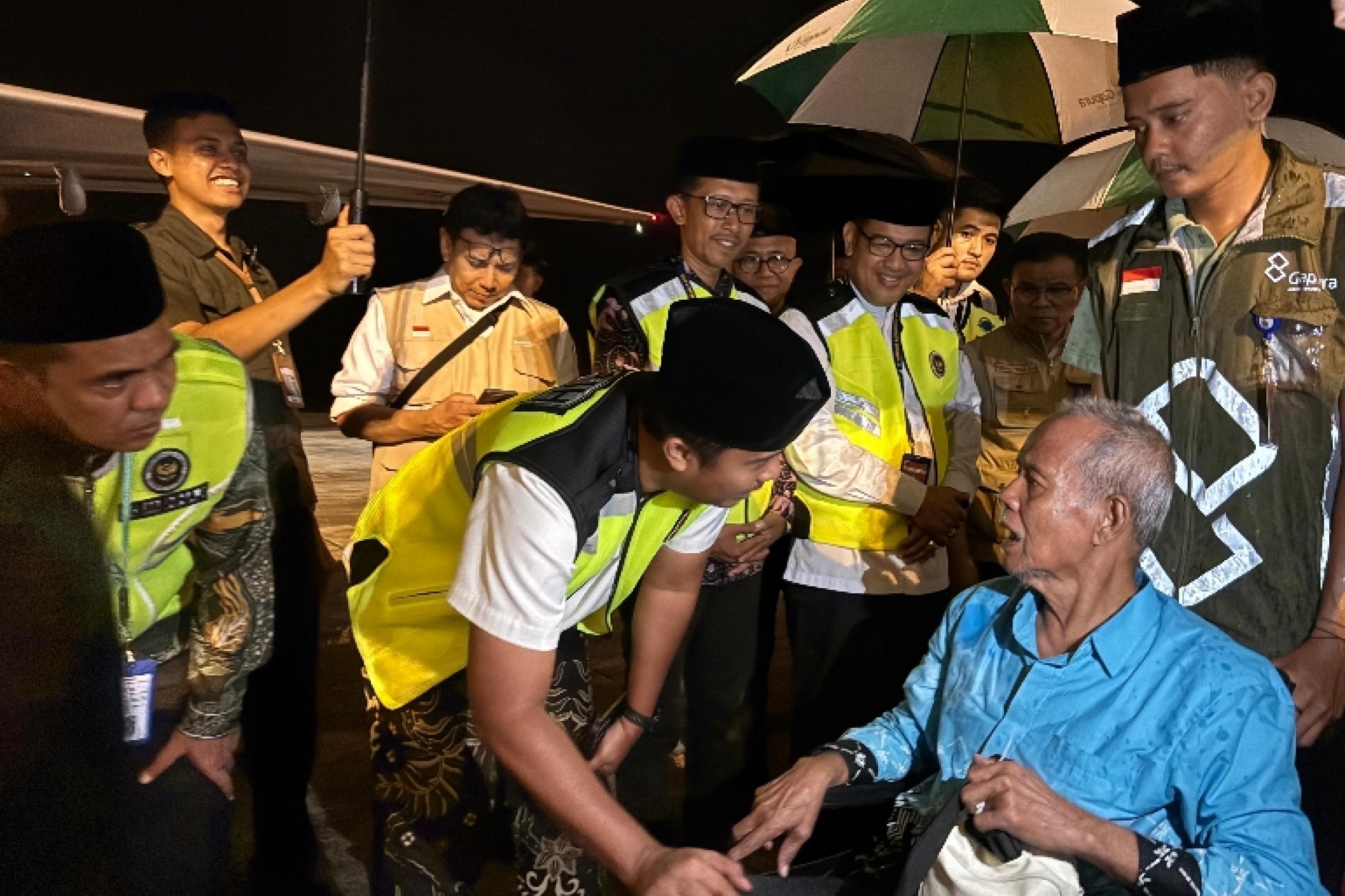 Wagub Sumbar Vasko Ruseimy berdialog dengan seorang CJH sebelum keberangkatan di Bandara Internasional Minangkabau pada Jumat (24/4/2026) dinihari. IST