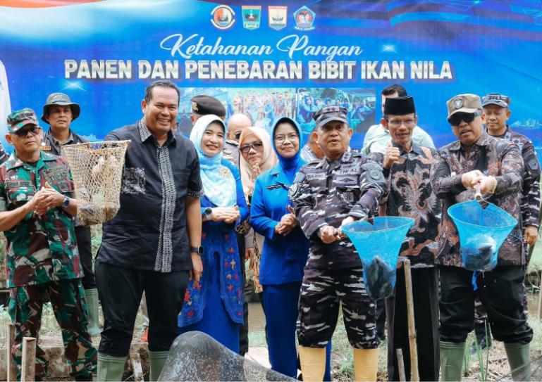 Komandan Kodaeral II Padang, Laksamana Muda TNI Sarimpunan Tanjung didampingi Wako Yota Balad saat panen ikan nila di kolam ikan yang ada di Desa Kampung Kandang, Pariaman Timur, Kamis (23/4/2026). IST