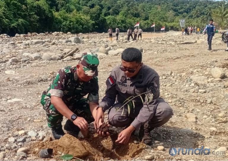 Dandim 0312/Padang, Kolonel Inf Ferry Adianto, bersama anggota Polri lakukan penanaman pohon dalam kegiatan penghijauan di bantaran sungai Batu Busuak, Kota Padang, Sabtu (18/4/2026). (dok : arunala.com)