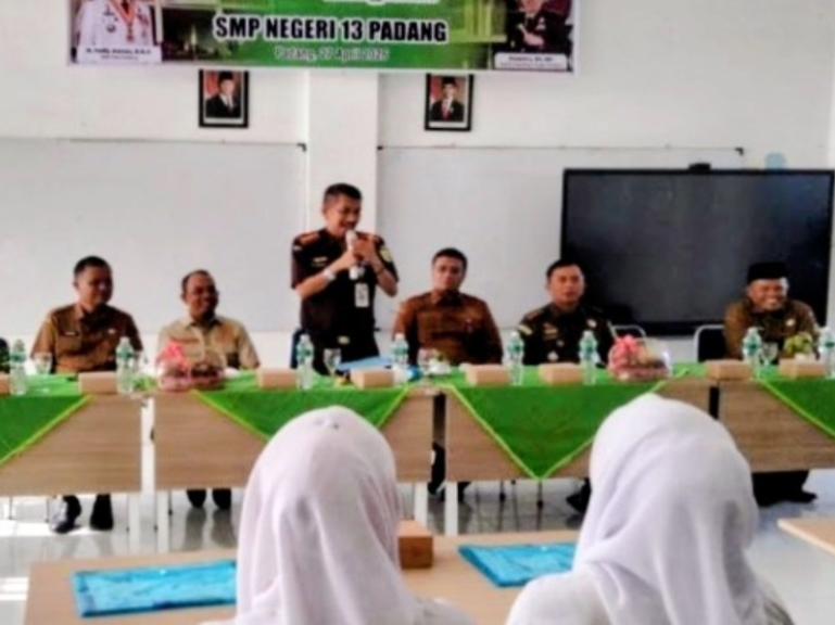 Kajari Padang, Koswara berikan edukasi hukum kepada para siswa SMP Negeri 13 Padang, Senin (27/4/2026). IST