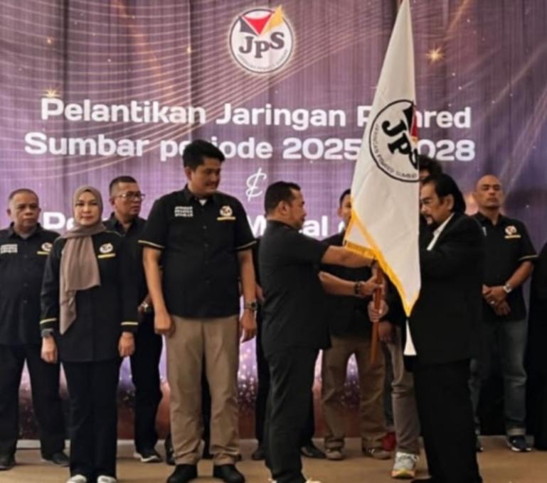 Ketua Umum JPS yang baru Adrian Tuswandi menerima pataka dari Dewan Pembina JPS,  Leonardy Harmainy saat pelantikan dilangsungkan, Kamis (2/4/2026). IST