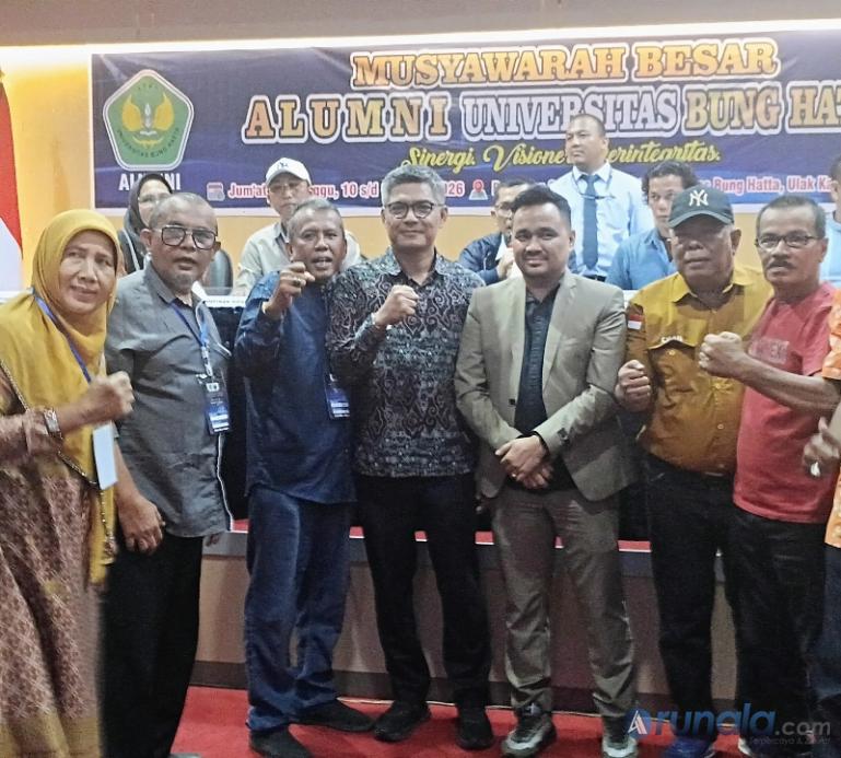 Ketua umum alumni UBH terpilih, Mardiansyah bersama Desfi Nasli dan para senior seusai pemilihan di Mubes yang diadakan Sabtu siang (11/4/2026). (dok : arunala.com)