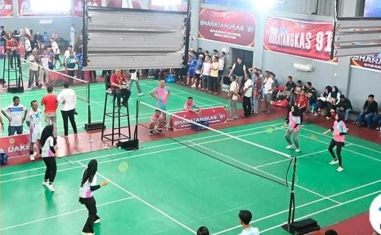 Turnamen badminton yang digelar dalam rangka peringatan HUT ke-64 Bank Nagari tahun 2026 berlangsung meriah dan kompetitif. IST