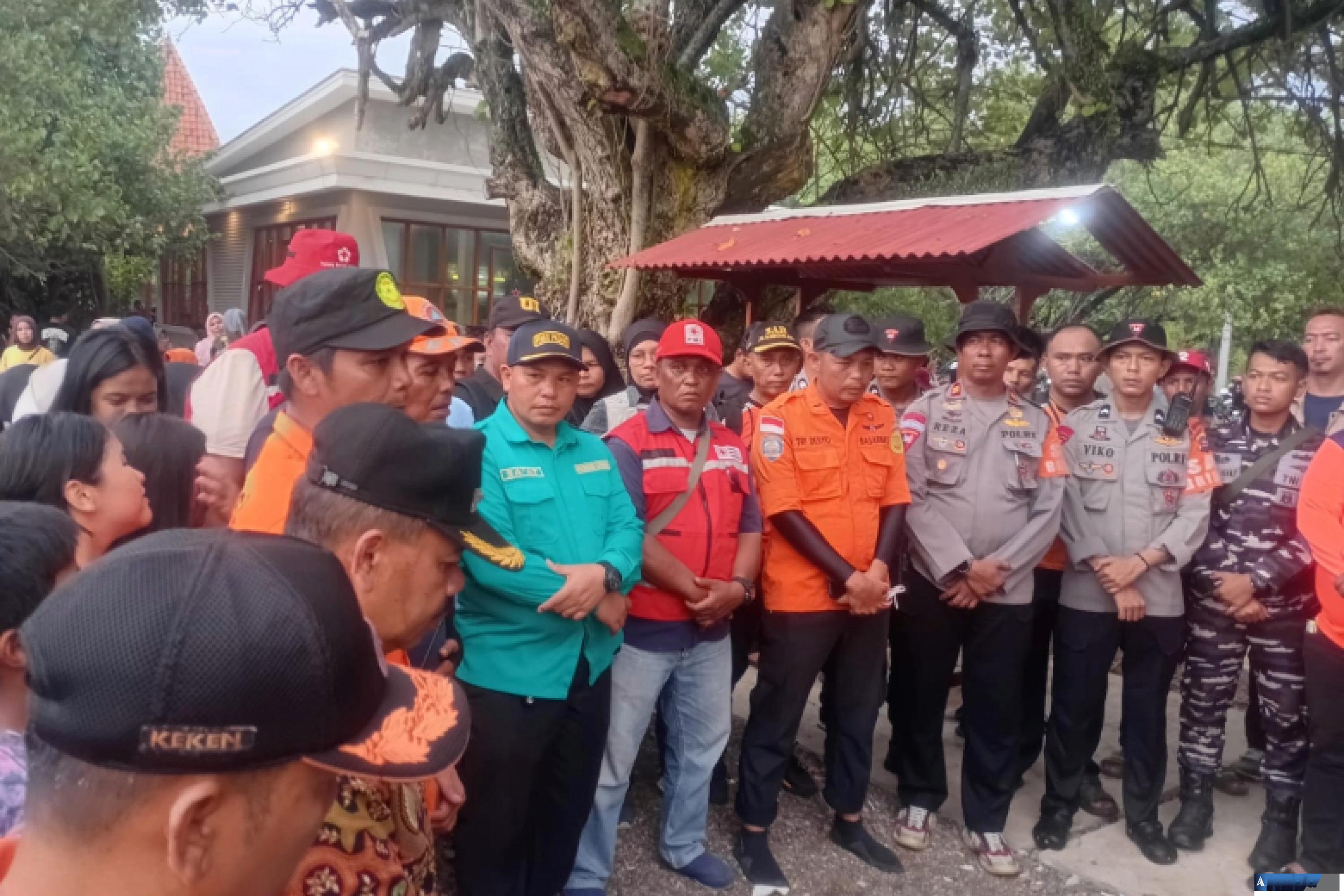 Tim SAR gabungan berkumpul sebelum resmi menghentikan pencarian dua anak yang hilang di perairan Pantai Ulakkarang Padang, Jumat sore (24/4/2026). (dok : arunala.com)