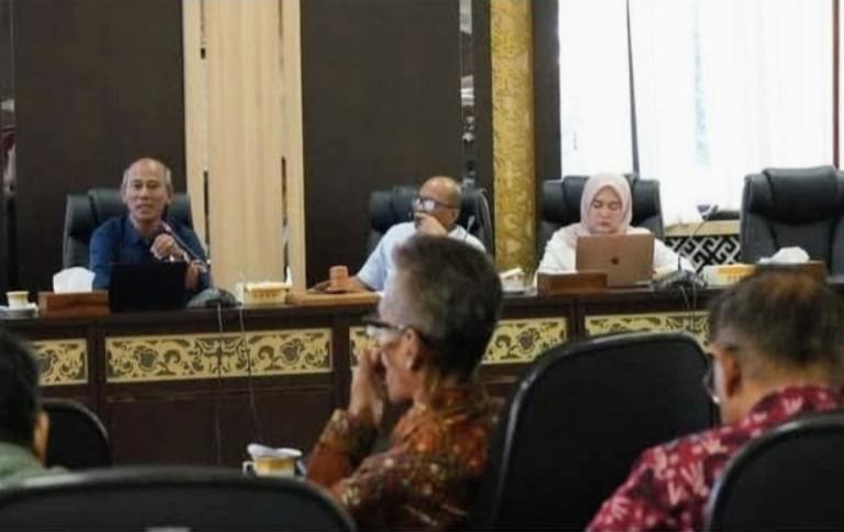 Ketua tim ahli DPRD Sumbar, Nurnas saat pimpin rapat rutin tim ahli, Rabu (8/4/2026). IST
