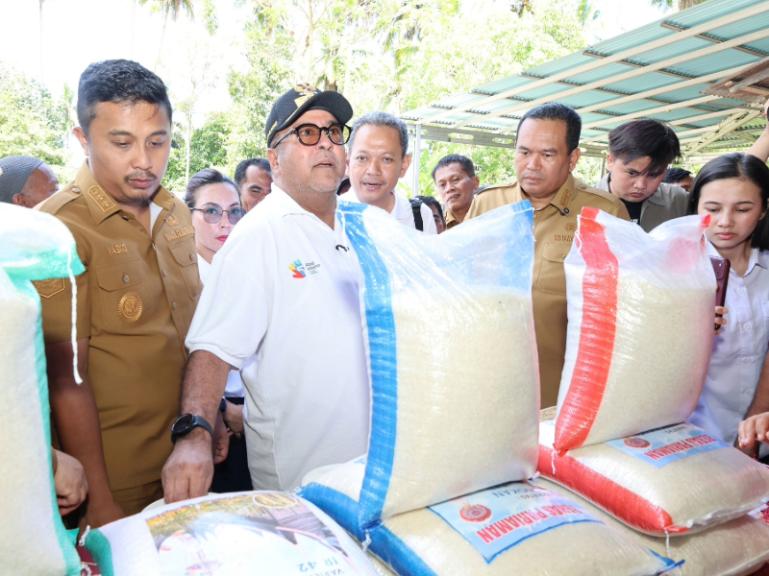 Wakil Gubernur DKI Jakarta, Rano Karno, bersama Wagub Sumbar Vasko Ruseimy dan Wali Kota Pariaman Yota Balad tinjau lokasi produksi beras di Kota Pariaman, Senin siang (13/4/2026). IST