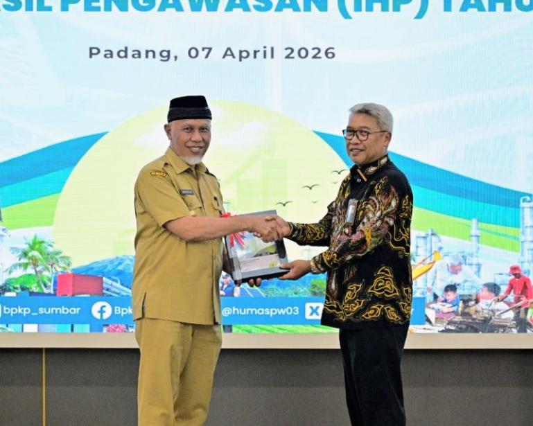 Gubernur Mahyeldi serahkan dokumen perencanaan dan penganggaran pemprov tahun 2026 kepada Kepala BPKP Perwakilan Sumbar, Arif Ardiyanto, Selasa (7/4/2026). IST
