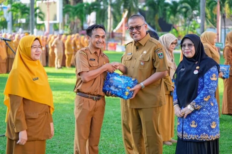 Sekprov Sumbar, Arry Yuswandi serahkan cenderamata kepada perwakilan ASN Pemprov Sumbar yang akan berangkat Haji tahun ini, Senin (20/4/2026). IST