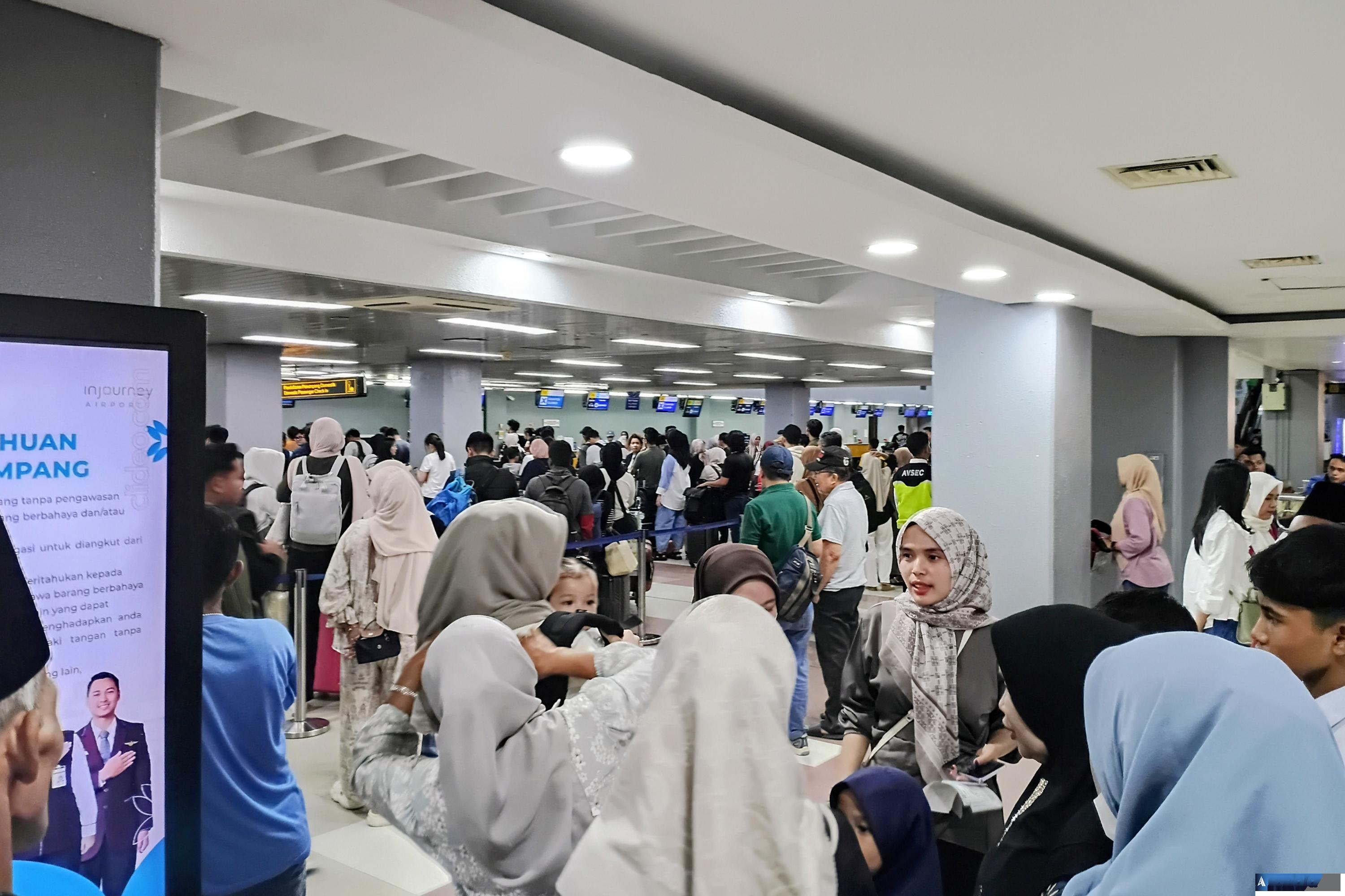 Suasana penumpang di Bandara Internasional Minangkabau (BIM) yang masih ramai oleh calon penumpang. (dok : arunala.com)
