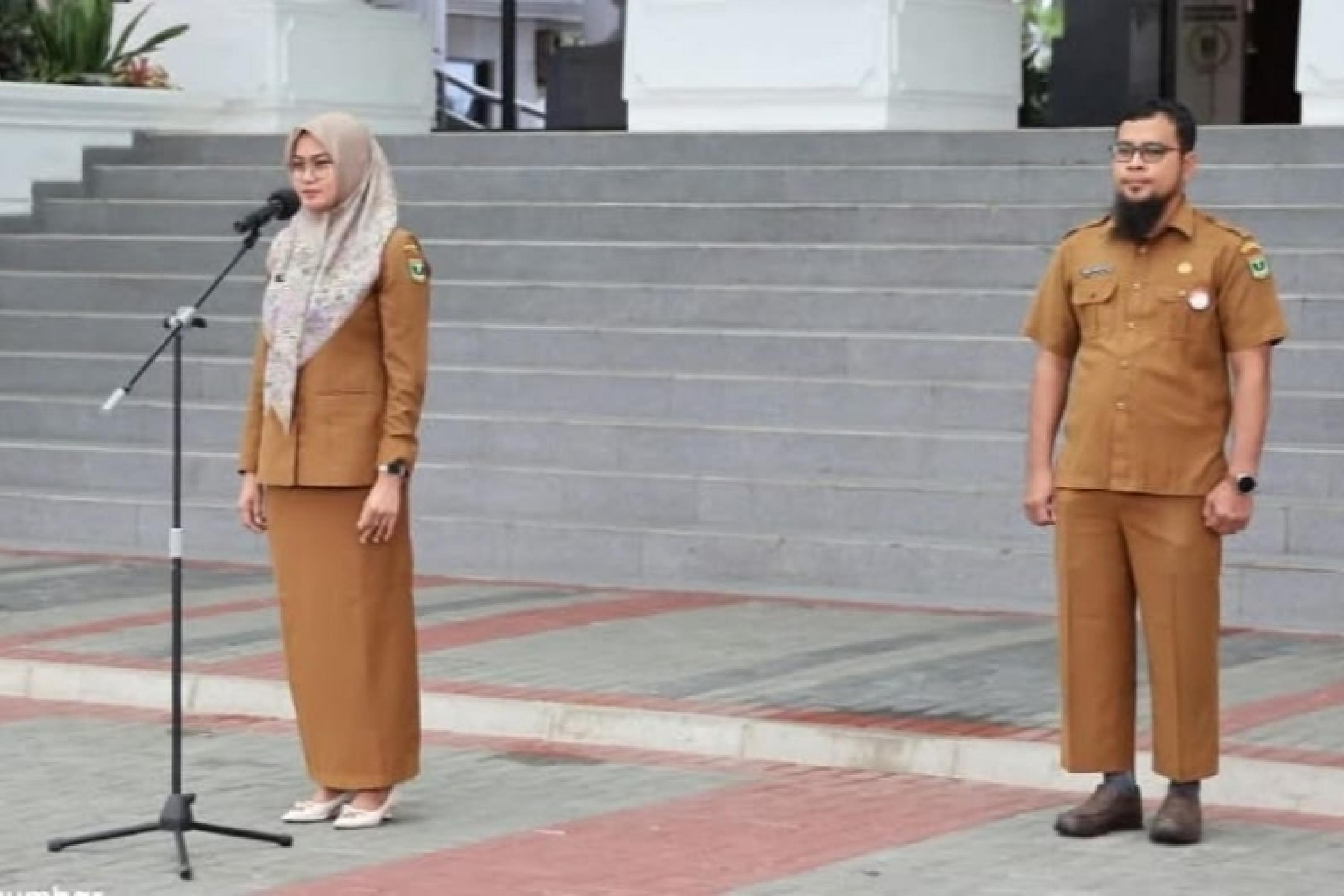 Kabag Fasilitasi Penganggaran dan Pengawasan di Sekretariat DPRD Sumbar, Ismelda Jenreini, pimpin apel para ASN dan pegawai di lingkup Sekretariat DPRD Sumbar, Senin pagi (6/4/2026). IST