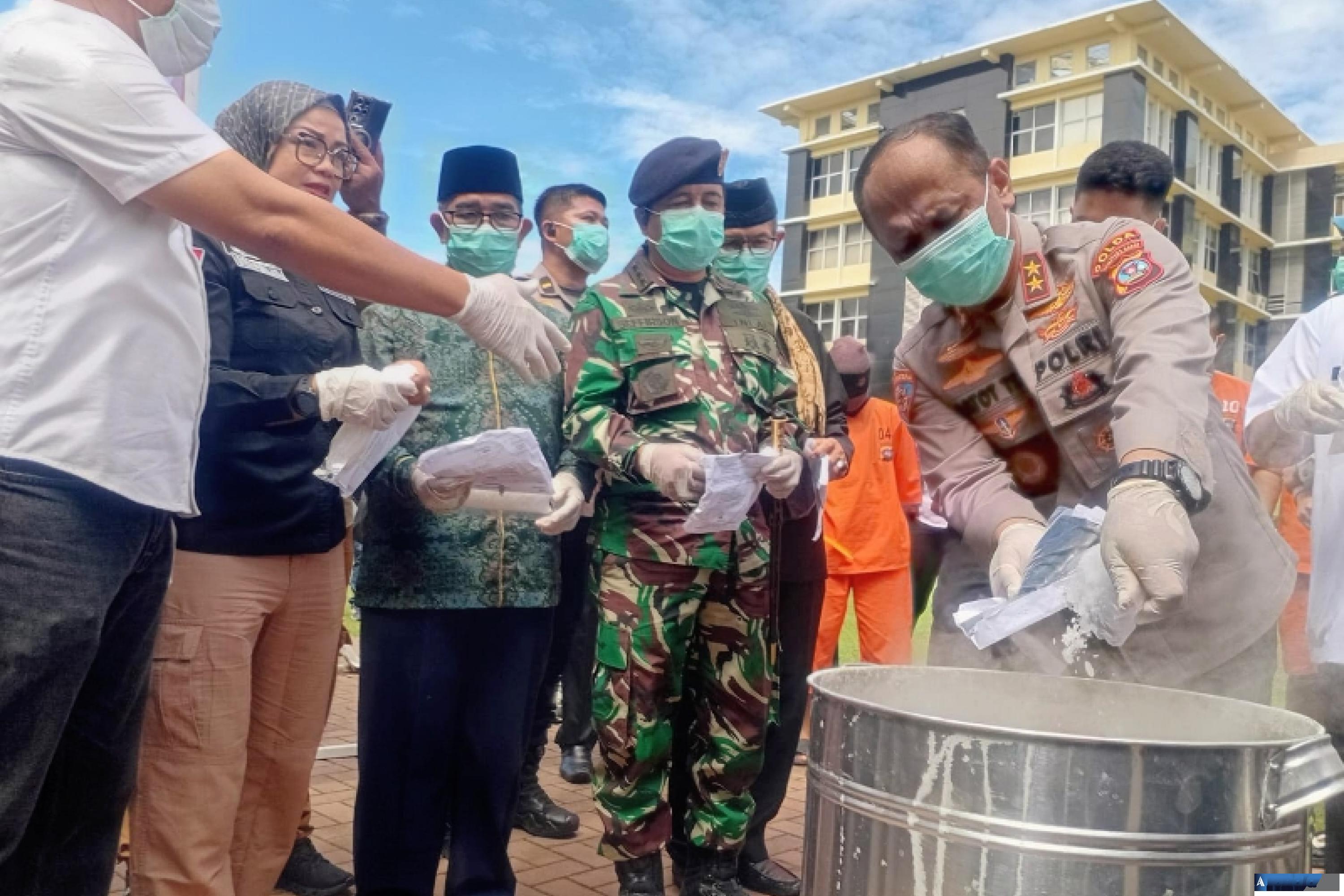 Kapolda Sumbar Kapolda Sumbar, Irjen Pol Gatot Tri Suryanta pimpin kegiatan pemusnahan narkotika di halaman Mapolda Sumbar, Rabu (8/4/2026). (dok : arunala.com)