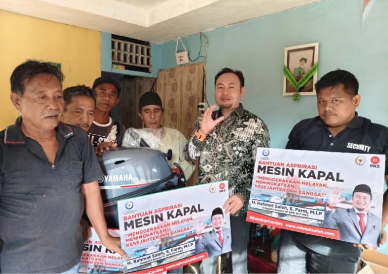 Anggota Komisi IV DPR RI, Rahmat Saleh saat serahkan bantuan alat tangkap kepada nelayan di Sumbar beberapa waktu lalu. IST