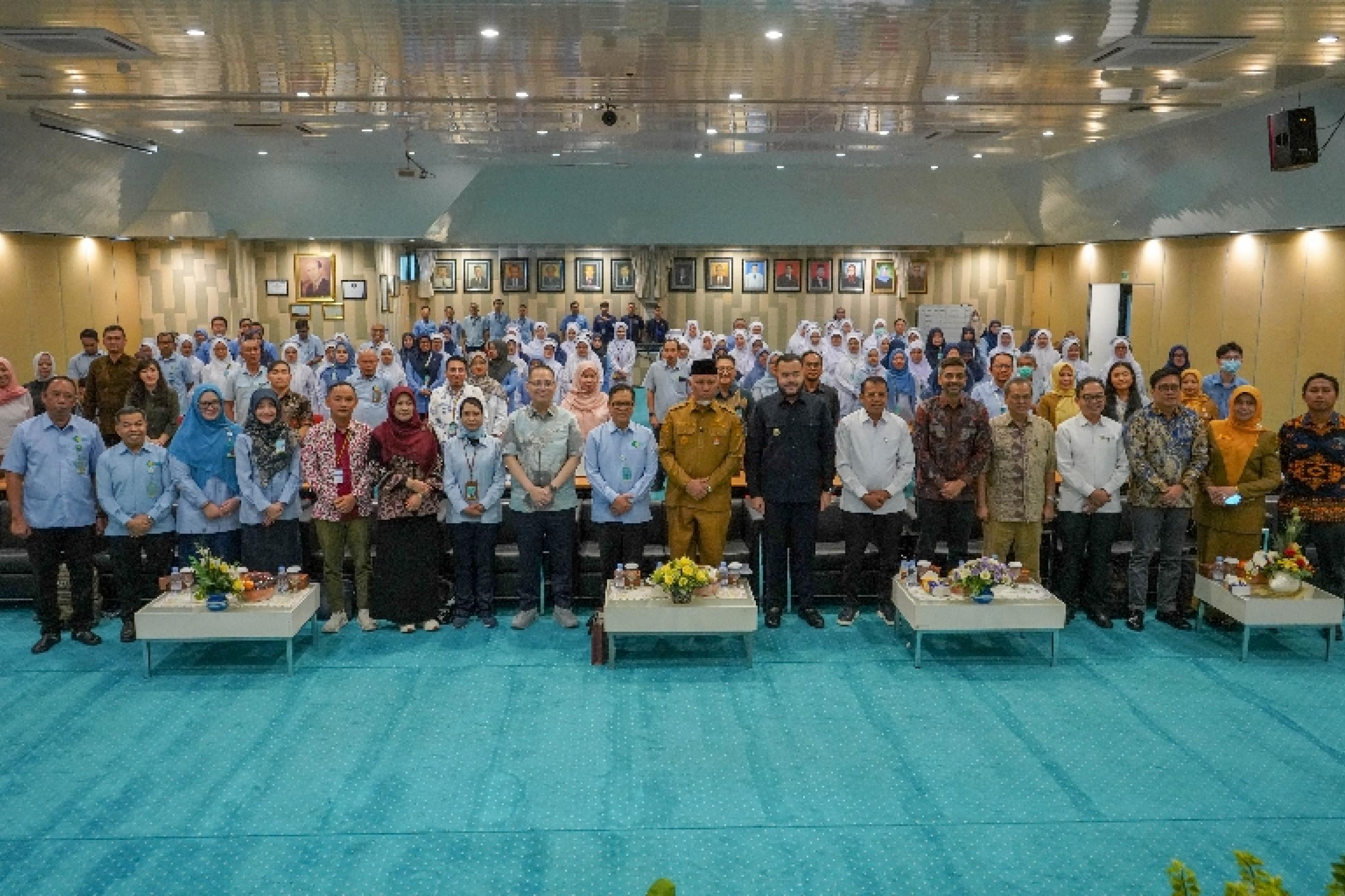 Foto bersama saat site visit tim Bappenas, Kementerian Kesehatan, dan AIIB di RSUP Dr. M. Djamil. IST