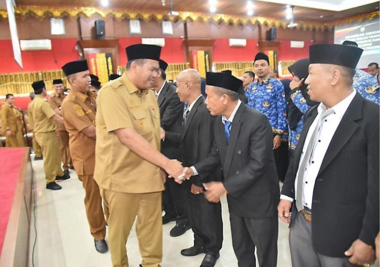 Wali Kota Pariaman Yota Balad berikan ucapan selamat kepada para pejabat yang baru dilantik, Senin (6/4/2026). IST
