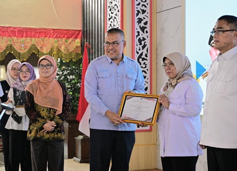Sekprov Sumbar, Arry Yuswandi serahkan piagam perhargaan Pemprov Sumbar kepada UKPBJ Kota Padangpanjang di Bukittinggi, Rabu (22/4/2026). IST