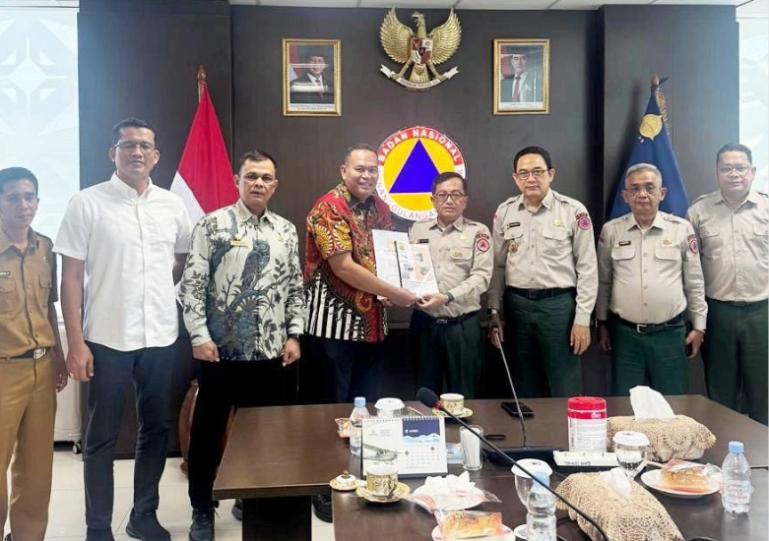 Wali Kota Pariaman, Yota Balad saat diskusi dengan Sestama BNPB, Rustian membahas usulan Pemko Pariaman soal bantuan penanganan pasca bencana di Jakarta, Senin (27/4/2026). IST