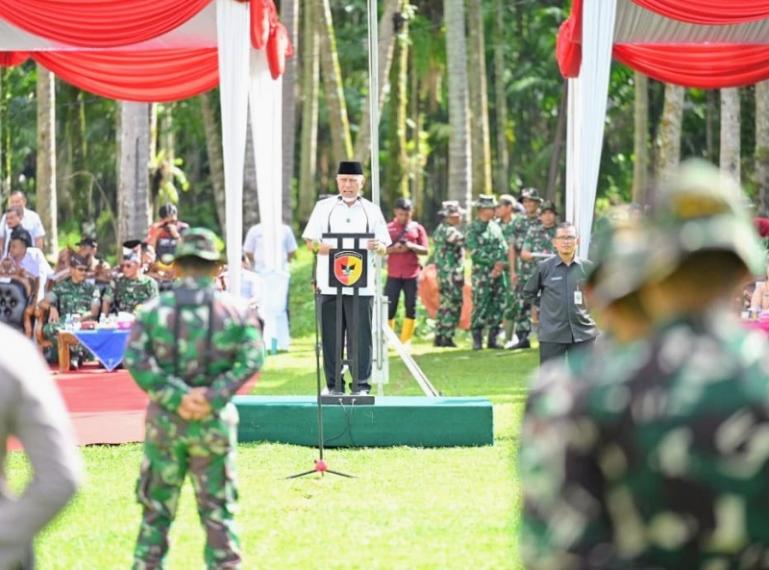 Gubernur Sumbar Mahyeldi saat membuka TMMD ke-128 Tahun 2026 di Lapangan Sepak Bola SMPN 4 Nagari Batu Gadang, Kecamatan Sungai Geringging, Kabupaten Padangpariaman, Rabu (22/4/2026). IST