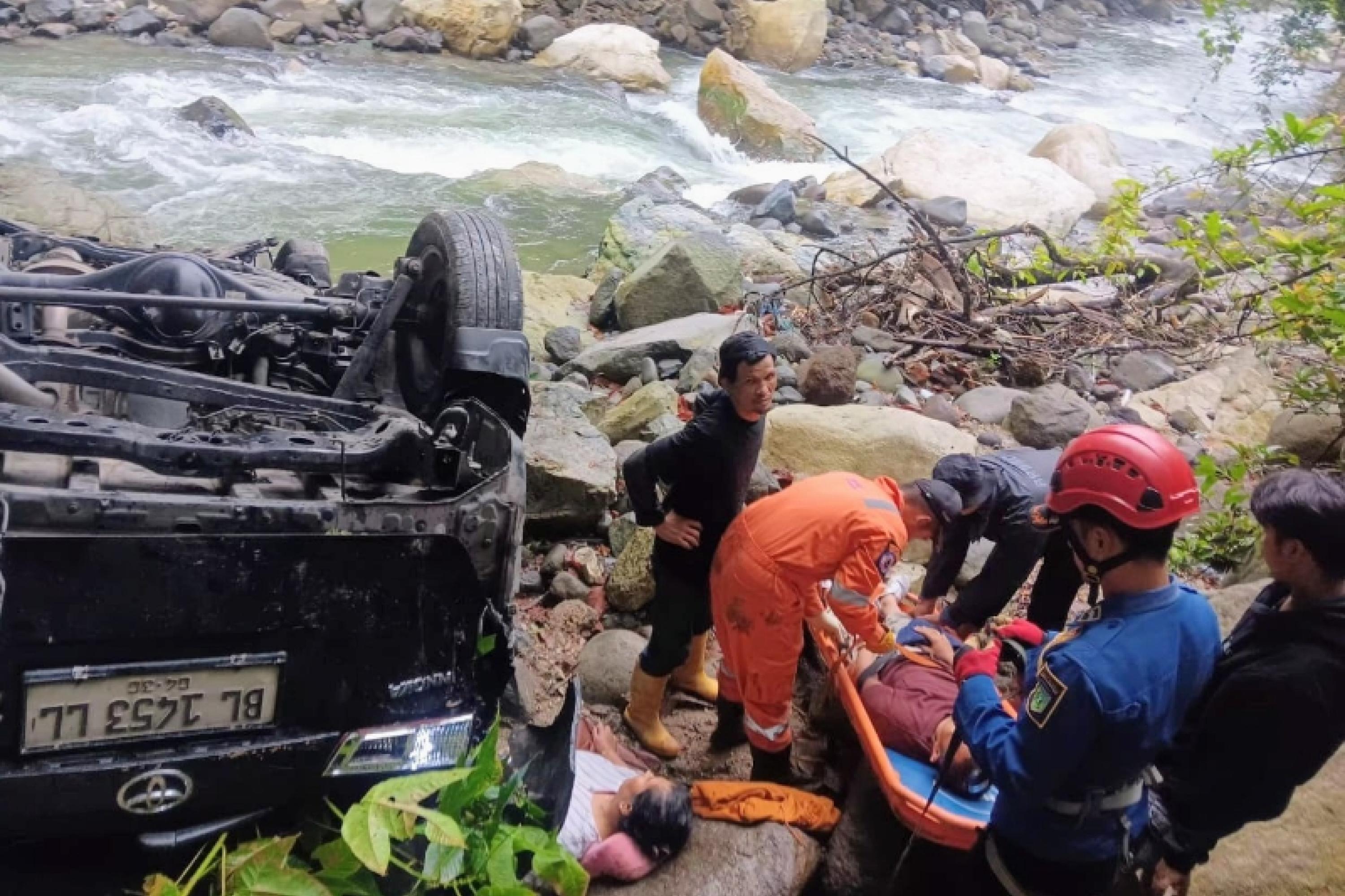 Travel Masuk Jurang di Kelok Pargedel Air Mancur, Tujuh Penumpang Luka-luka