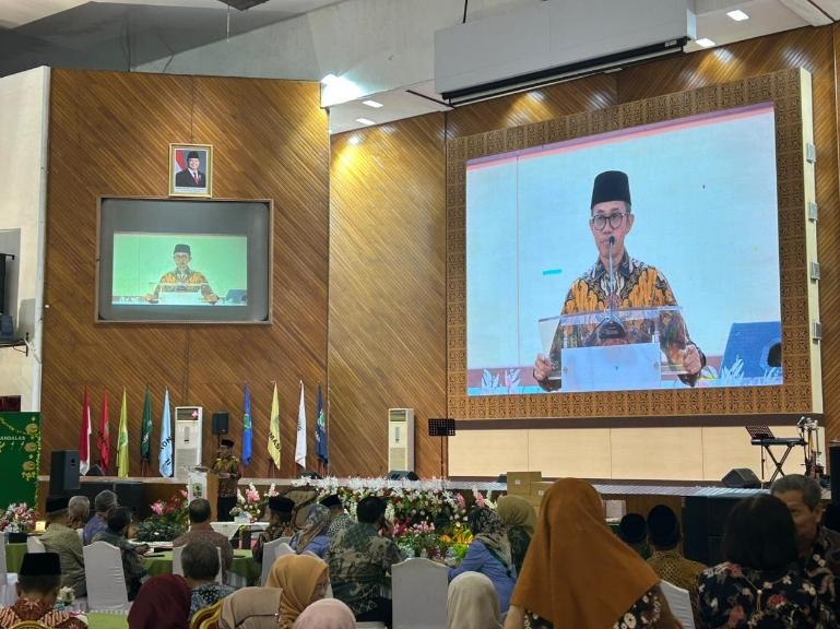 Rektor Unand Efa Yonnedi, Ph.D memberikan sambutan saat Halalbihalal dan Festival Kuliner di Auditorium Unand, Rabu (1/4/2026). IST