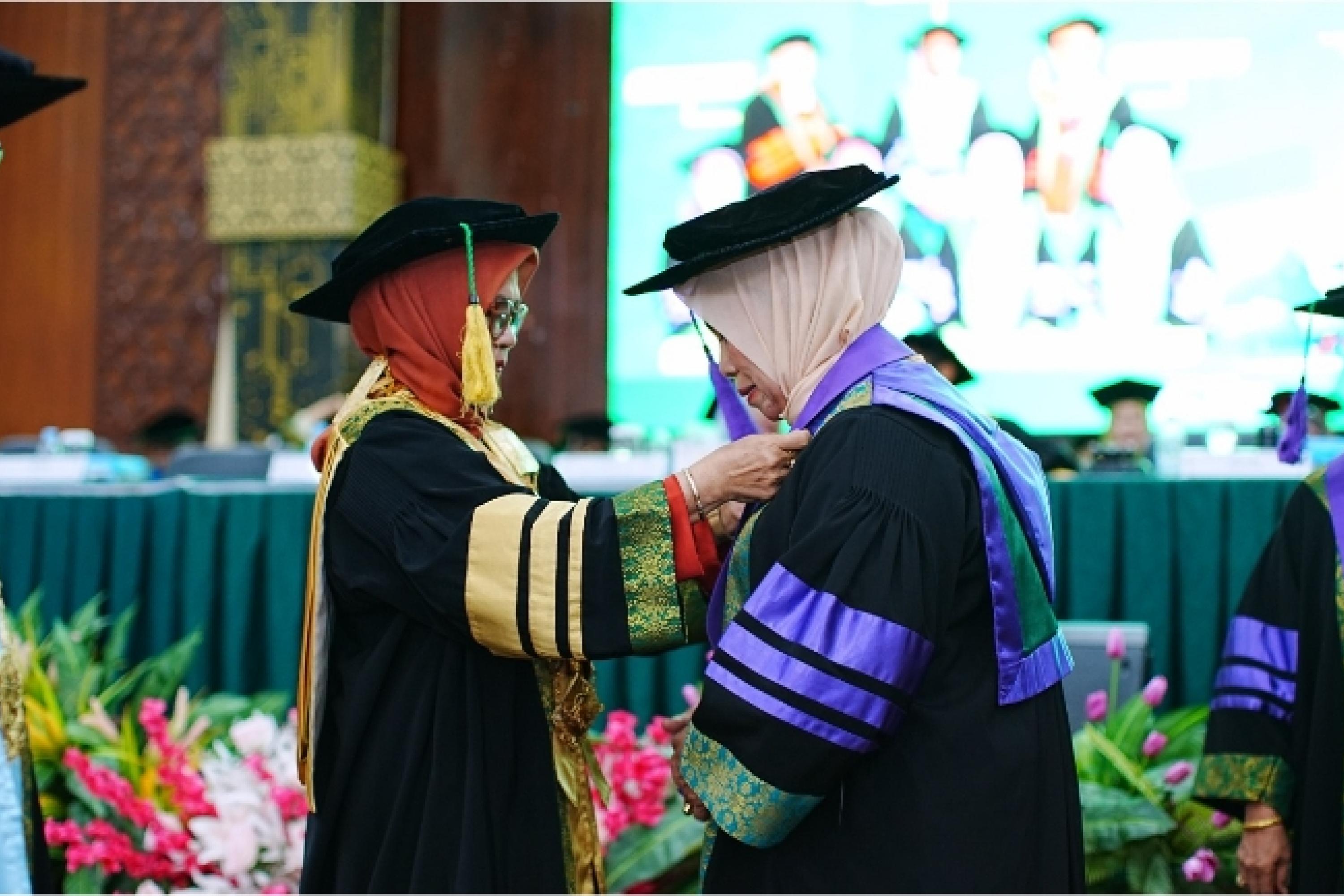 Prosesi pengukuhan ditandai dengan pemasangan kalung kehormatan kepada para profesor, yang dilakukan oleh Ketua Dewan Profesor Prof. apt Marlina, PhD. IST