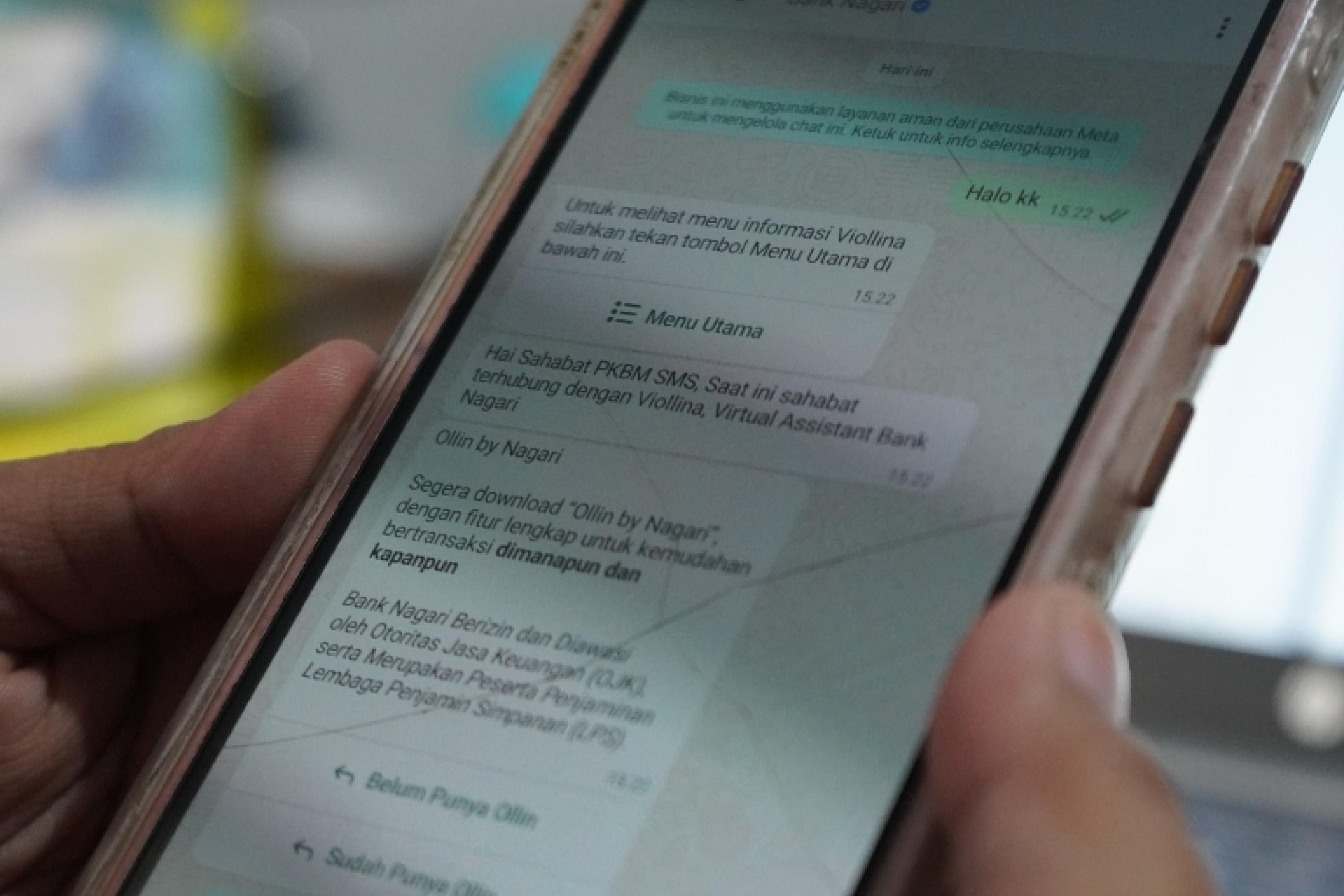 Ujung jari nasabah menari di layar terhubung dengan asisten virtual Bank Nagari Viollina yang memberikan kemudahan akses informasi dan layanan perbankan kapan saja. FAJRIL