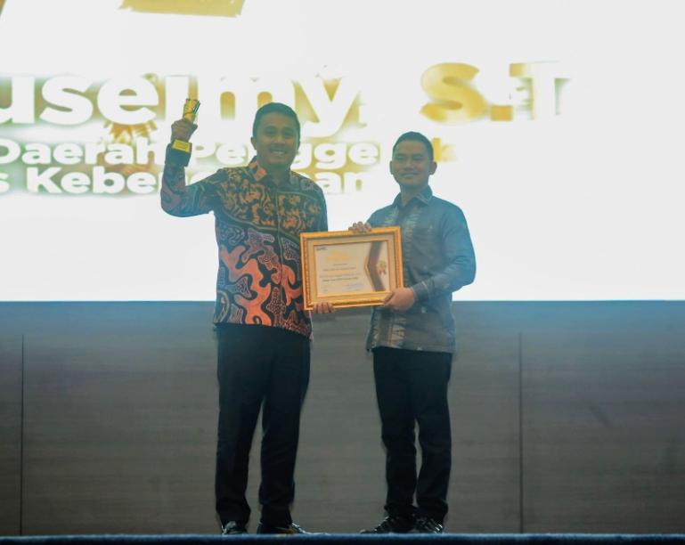 Wagub Sumbar, Vasko Ruseimy saat menerima penghargaan Parlemen Jurnalis Awards 2026 pada kategori Wakil Kepala Daerah Penggerak Solidaritas Kebencanaan, Kamis malam (16/4/2026). IST