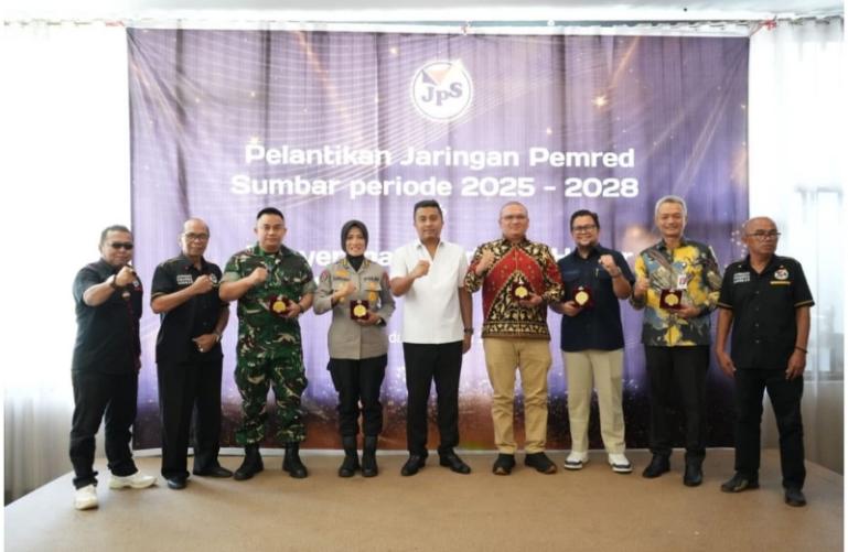 Wagub Sumbar, Vasko Ruseimy bersama pihak yang menerima Medal of Honor dari JPS di Padang, Kamis (2/4/2026).IST