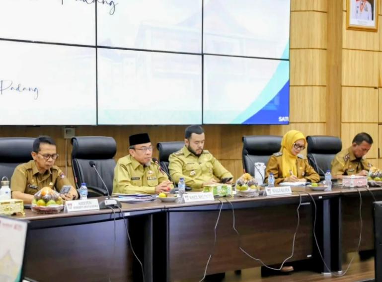 Wali Kota Padang Fadly Amran bersama Wakil Wali Kota Maigus Nasir pimpin rapat bulanan (monthly meeting) di Ruang Abu Bakar Ja'ar, Balai Kota Aia Pacah, Senin (6/4/2026). IST