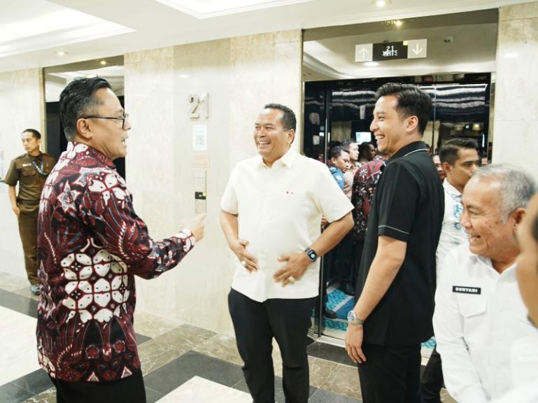 Wali Kota Pariaman, Yota Balad saat berbincang dengan COO BPI Danantara, Dony Oskaria di Jakarta, Rabu (15/4/2026). IST