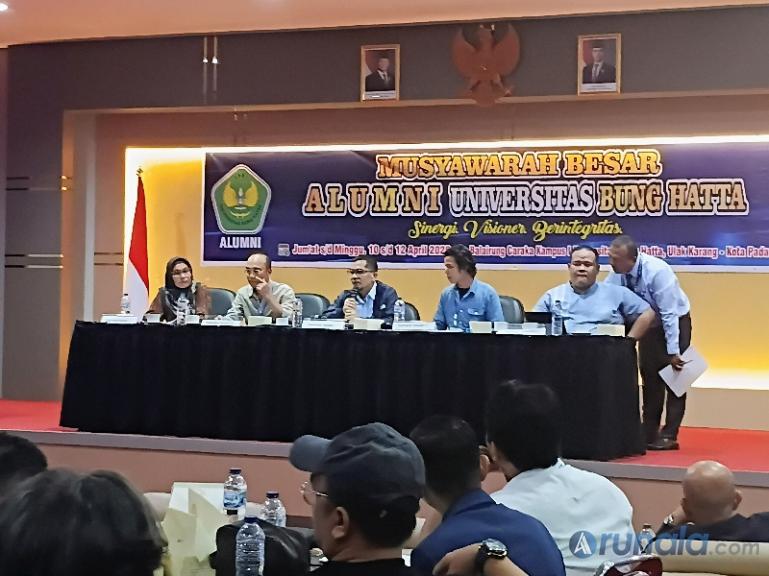 Pimpinan sidang mubes alumni UHB, Miko Kamal pimpin sidang proses pemilihan ketua umum alumni UBH, Sabtu (11/4/2026). (dok : arunala.com)