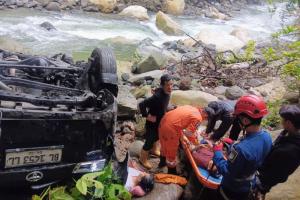 Travel Masuk Jurang di Kelok Pargedel Air Mancur, Tujuh Penumpang Luka-luka